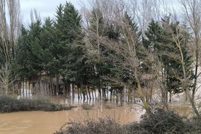 Varios vecinos han tenido que ser desalojados y la carretera nacional está cortada