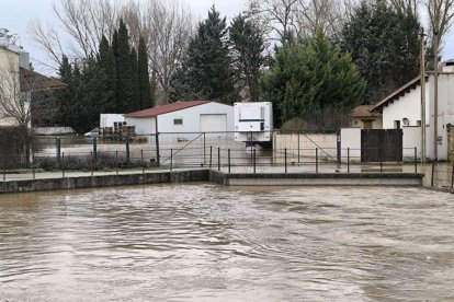 Varios vecinos han tenido que ser desalojados y la carretera nacional está cortada