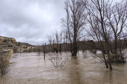 Varios vecinos han tenido que ser desalojados y la carretera nacional está cortada