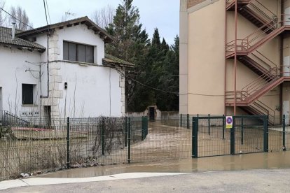 Varios vecinos han tenido que ser desalojados y la carretera nacional está cortada