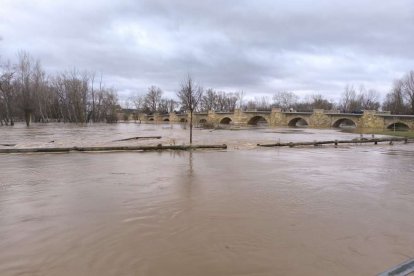 Varios vecinos han tenido que ser desalojados y la carretera nacional está cortada