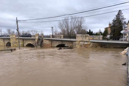 Varios vecinos han tenido que ser desalojados y la carretera nacional está cortada