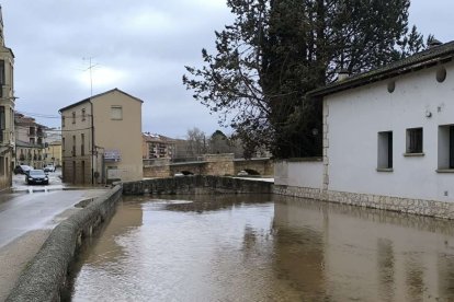 Varios vecinos han tenido que ser desalojados y la carretera nacional está cortada