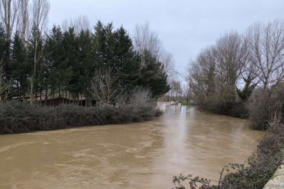 Varios vecinos han tenido que ser desalojados y la carretera nacional está cortada