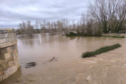 Varios vecinos han tenido que ser desalojados y la carretera nacional está cortada