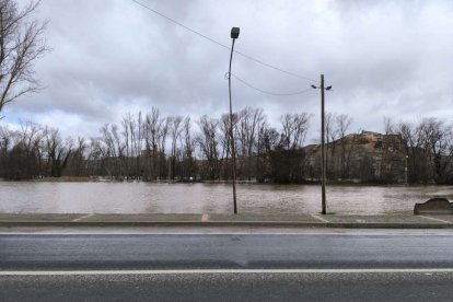 Varios vecinos han tenido que ser desalojados y la carretera nacional está cortada