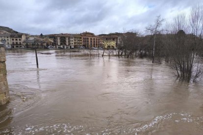 Varios vecinos han tenido que ser desalojados y la carretera nacional está cortada
