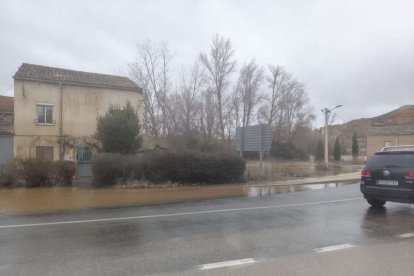 Varios vecinos han tenido que ser desalojados y la carretera nacional está cortada