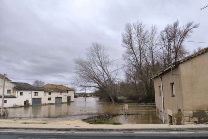 Varios vecinos han tenido que ser desalojados y la carretera nacional está cortada