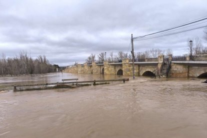 Varios vecinos han tenido que ser desalojados y la carretera nacional está cortada