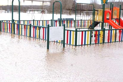 Infraestructuras inundadas en el municipio ribereño