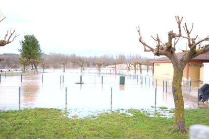 Infraestructuras inundadas en el municipio ribereño