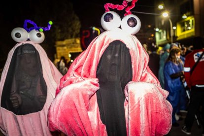 Un desfile de disfraces muy divertido y elegante