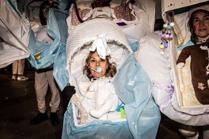 Un desfile de disfraces muy divertido y elegante