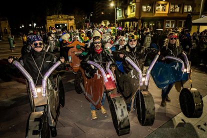 Un desfile de disfraces muy divertido y elegante