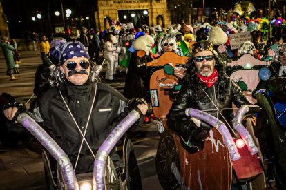Un desfile de disfraces muy divertido y elegante