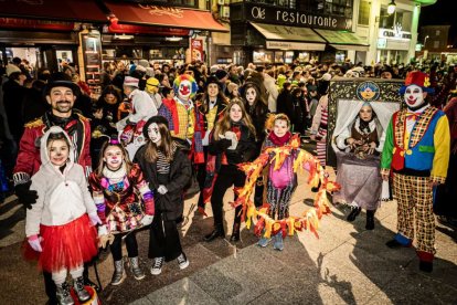 Un desfile de disfraces muy divertido y elegante