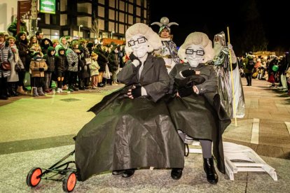 Un desfile de disfraces muy divertido y elegante