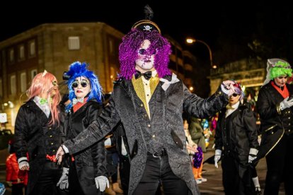 Un desfile de disfraces muy divertido y elegante