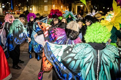 Un desfile de disfraces muy divertido y elegante