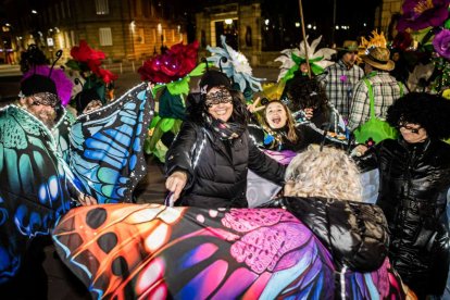 Un desfile de disfraces muy divertido y elegante