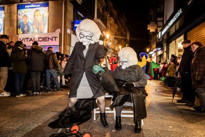Un desfile de disfraces muy divertido y elegante