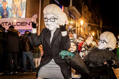 Un desfile de disfraces muy divertido y elegante