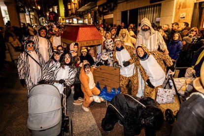 Un desfile de disfraces muy divertido y elegante