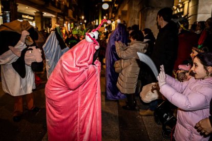 Un desfile de disfraces muy divertido y elegante
