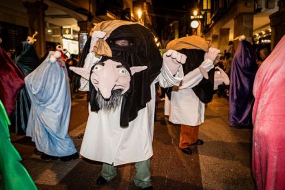 Un desfile de disfraces muy divertido y elegante