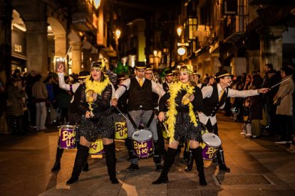 Un desfile de disfraces muy divertido y elegante