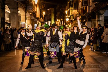Un desfile de disfraces muy divertido y elegante
