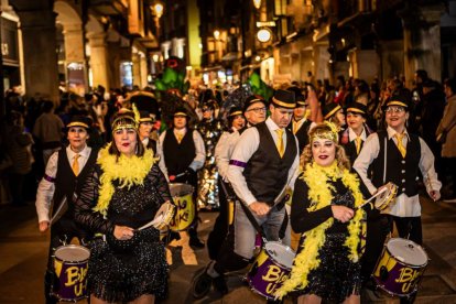 Un desfile de disfraces muy divertido y elegante