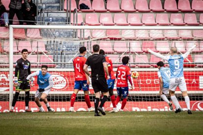 Una victoria del CD Numancia para coger aire y seguir luchando a por la fase de ascenso