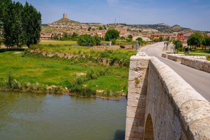 El Puente de Langa de Duero, último puente sobre el Duero en la provincia de Soria, conecta el municipio con Castillejo de Robledo mientras el perfil histórico de la villa se recorta en el horizonte