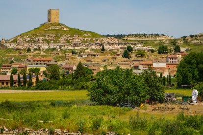 El perfil de Langa de Duero, con su torre dominando el cerro, contextualiza el histórico puente como eje de comunicación y vida junto al Duero.