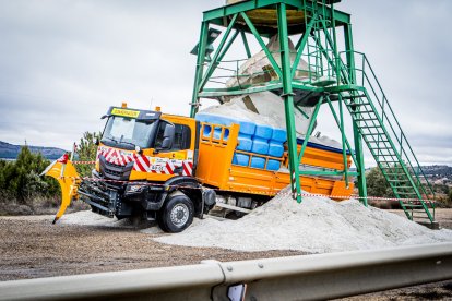 El camión con la cuña quitanieves, inutilizado tras desfondarse un silo.