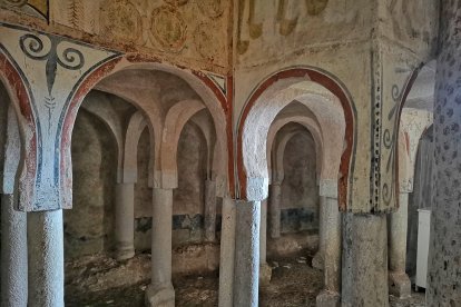 Los arcos de herradura y los restos de pinturas murales revelan la mezcla cultural cristiana y andalusí que define a la Ermita de San Baudelio.