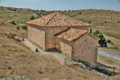 El aislamiento de la Ermita de San Baudelio explica su aura de misterio: durante siglos permaneció casi intacta en este paraje de Soria.
