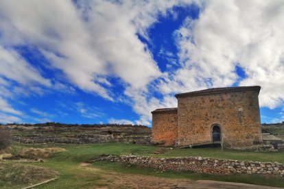 La Ermita de San Baudelio se alza en mitad del campo soriano, en el término municipal de Caltojar, casi camuflada entre el paisaje.