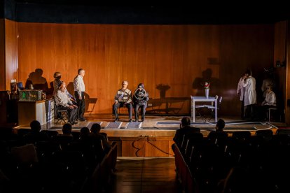El grupo de teatro inclusivo de la ONCE sobre las tablas del Salón de actos del Campus