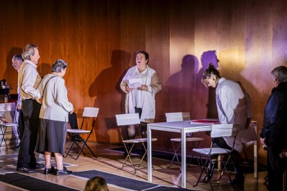 El grupo de teatro inclusivo de la ONCE sobre las tablas del Salón de actos del Campus