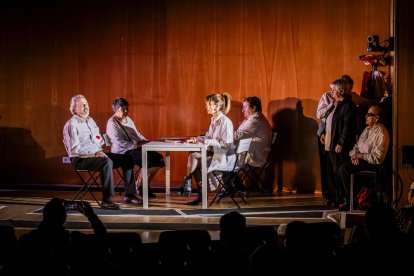 El grupo de teatro inclusivo de la ONCE sobre las tablas del Salón de actos del Campus