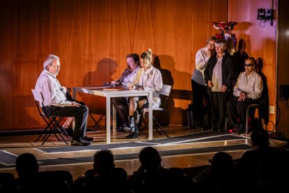 El grupo de teatro inclusivo de la ONCE sobre las tablas del Salón de actos del Campus