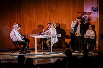 El grupo de teatro inclusivo de la ONCE sobre las tablas del Salón de actos del Campus