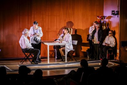 El grupo de teatro inclusivo de la ONCE sobre las tablas del Salón de actos del Campus