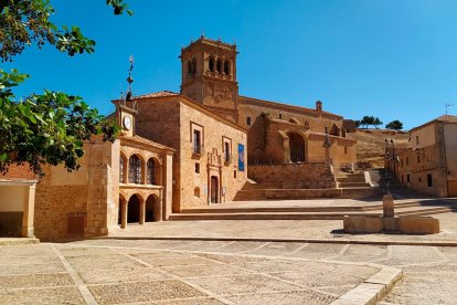 El Palacio de los Mendoza, en plena Plaza Mayor renacentista, alberga el Museo Provincial del Traje Popular desde 2012.