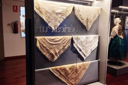 Los tejidos, bordados y encajes muestran la riqueza artesanal y la importancia del detalle en la indumentaria tradicional.