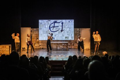 Puesta en escena de la obra de Teatro Defondo