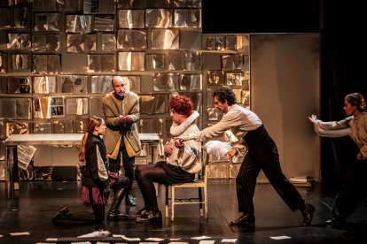 Puesta en escena de la obra de Teatro Defondo